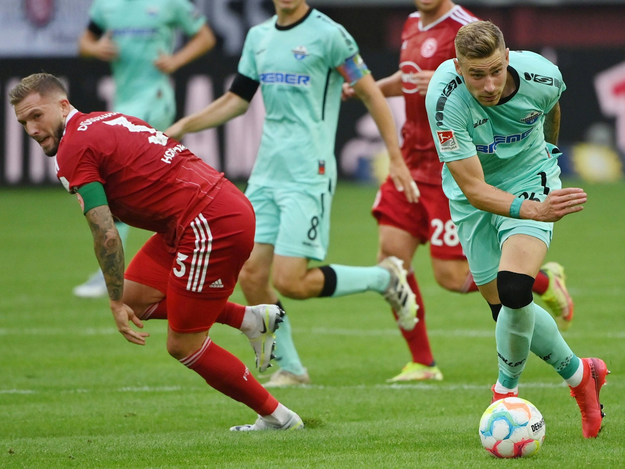 Paderborns Felix Platte setzt sichim zweikampf gegen Fortuna Düsseldorfs Andre Hoffmann durch.