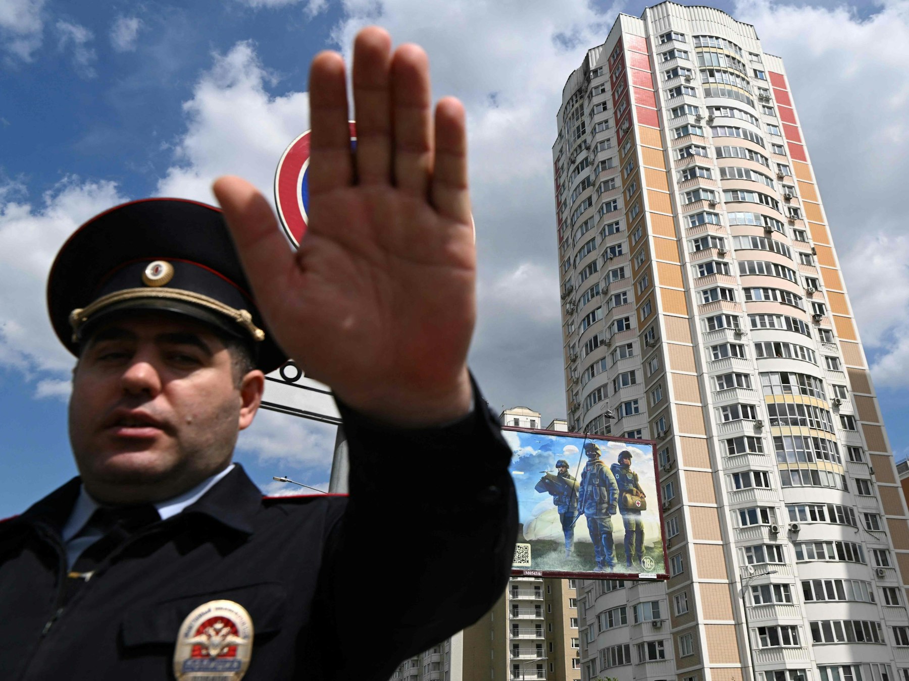 Ein Polizist sichertam 30. Mai den Zugang zu einem Hochhaus in Moskau, hier soll es zu einem Drohnenangriff gekommen sein.