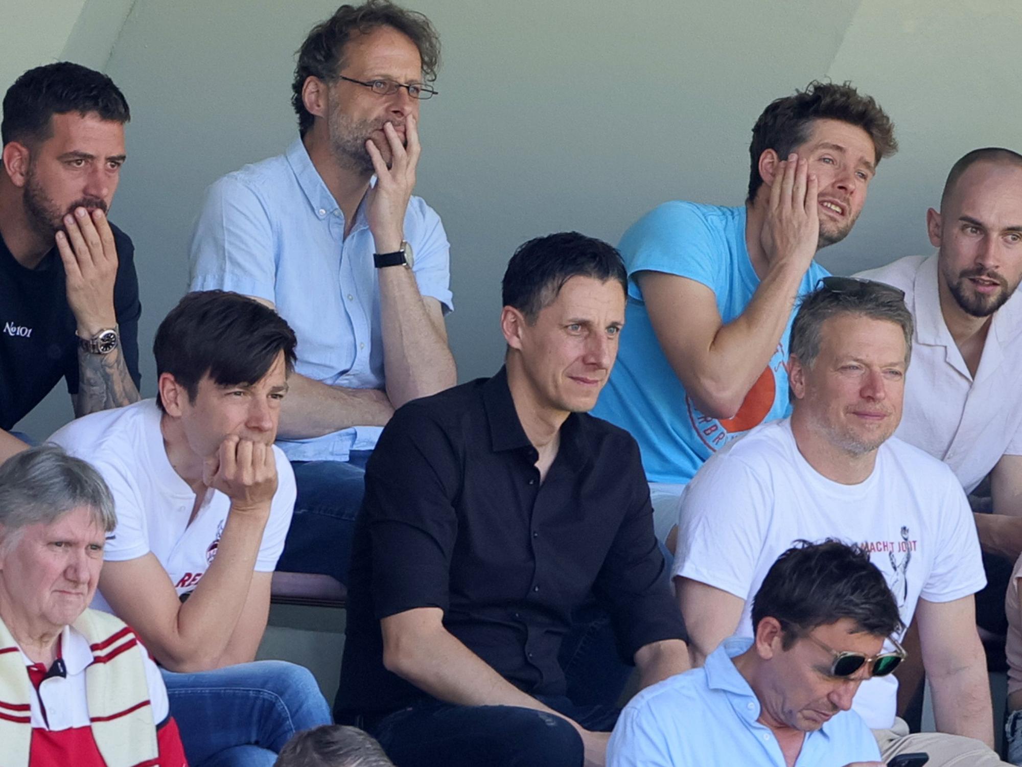Christian Keller sieht sich die Frauen des 1. FC Köln an.