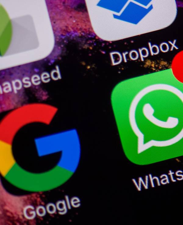 „WhatsApp - Google - Dropbox und Snapseed“ sind am 22.02.2017 auf dem Display eines iPhone in zu lesen.