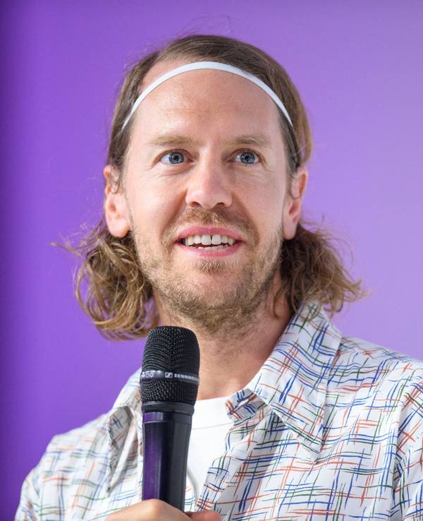 Sebastian Vettel spricht während der Podiumsrunde.