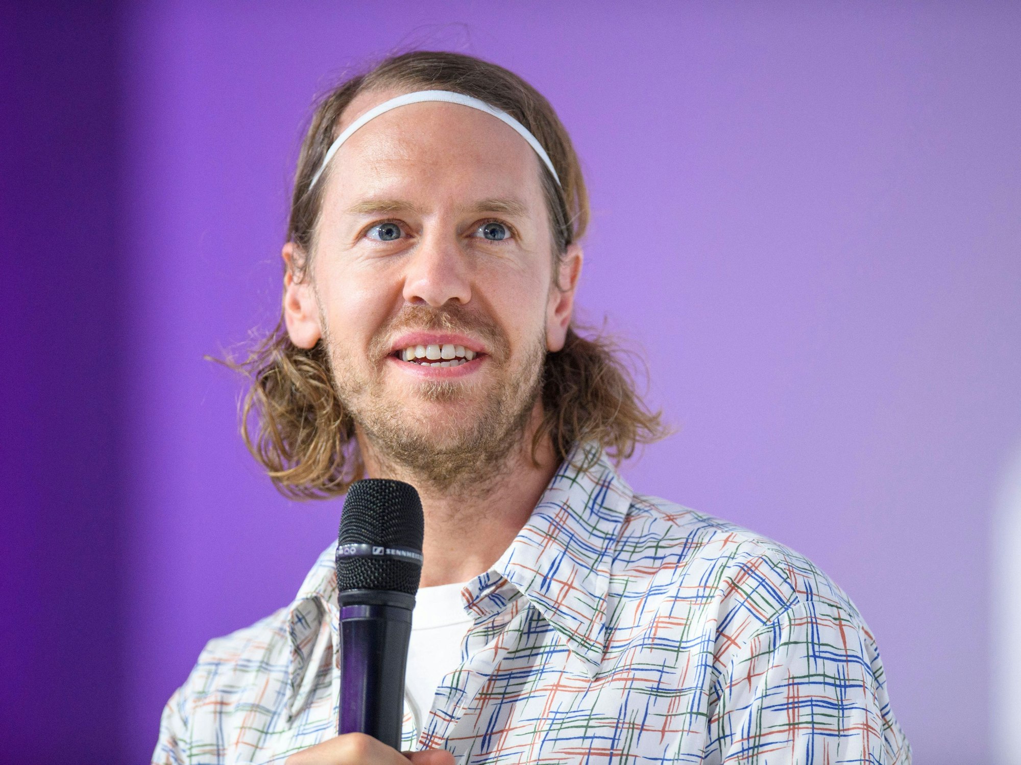 Sebastian Vettel spricht während der Podiumsrunde.