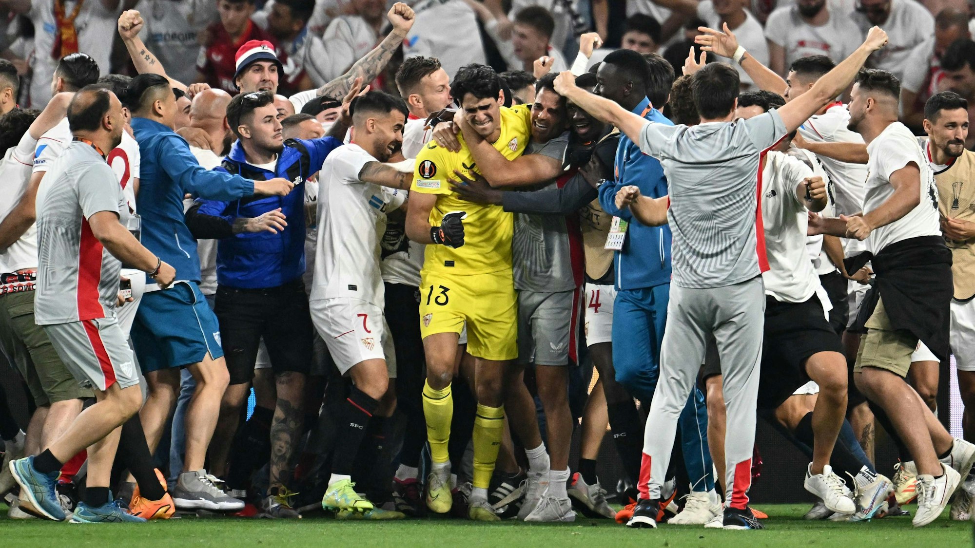 Die Spieler vom FC Sevilla feiern.