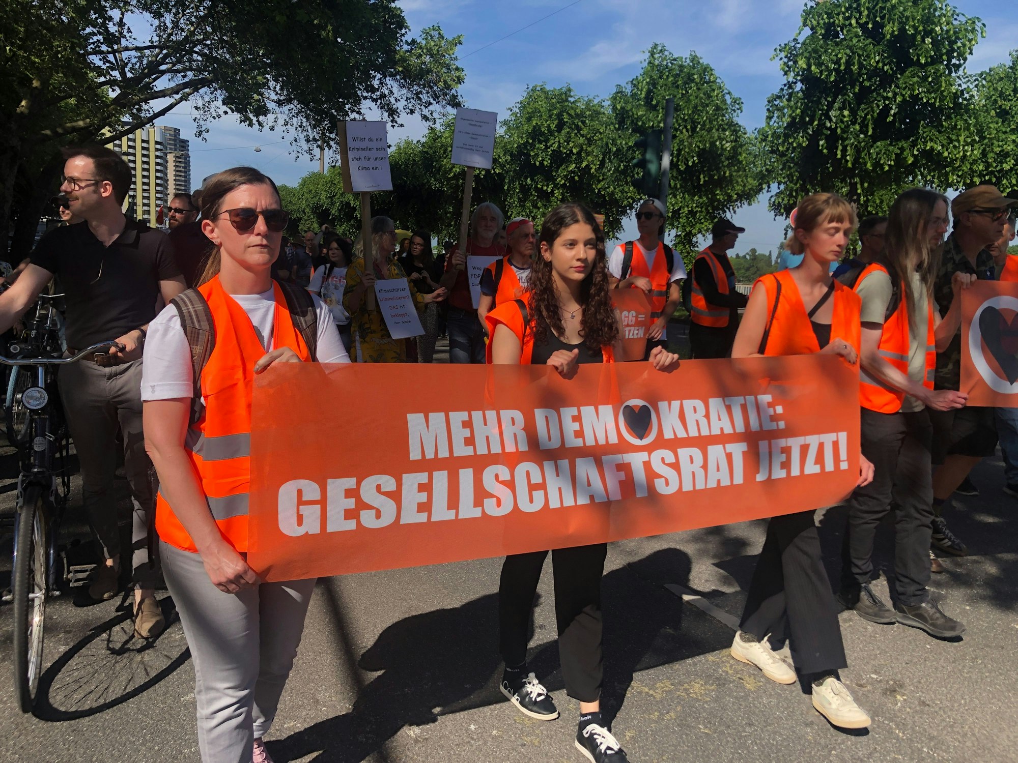 Leute marschieren in Köln für das Klima und den Klimawandel.