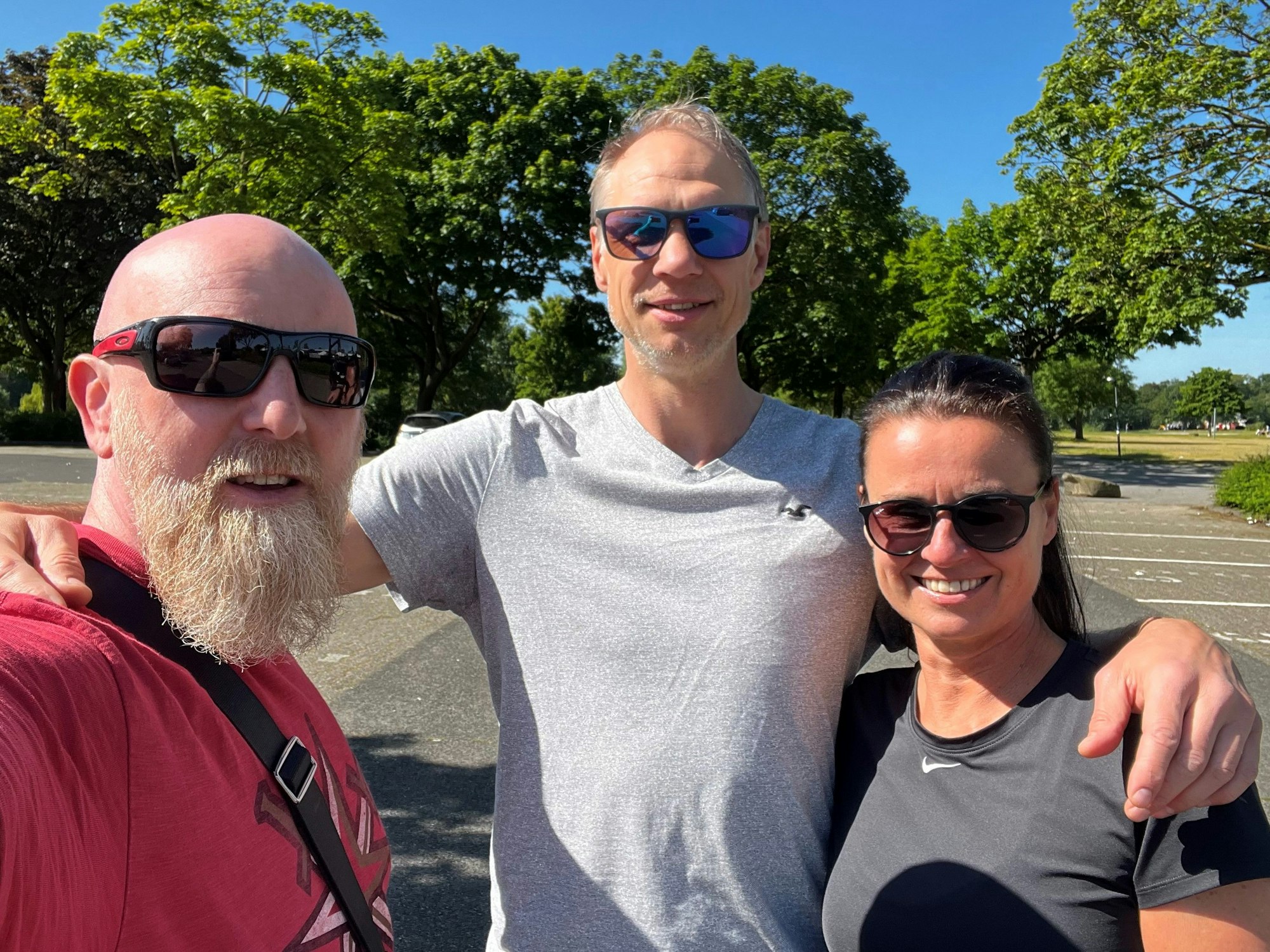 Stefan Hoff, Rüdiger May und Fitness-Trainerin Betty Sturm machen ein Selfie.
