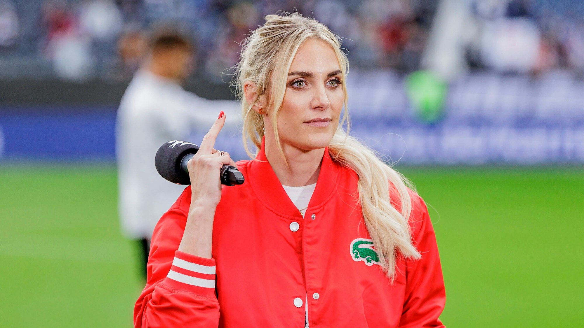 Anna Kraft beim Spiel der Frauen-Bundesliga zwischen Bayern München und Eintracht Frankfurt am 16. September 2022. Die RTL-Moderatorin hat sich einen Kreuzbandriss zugezogen.