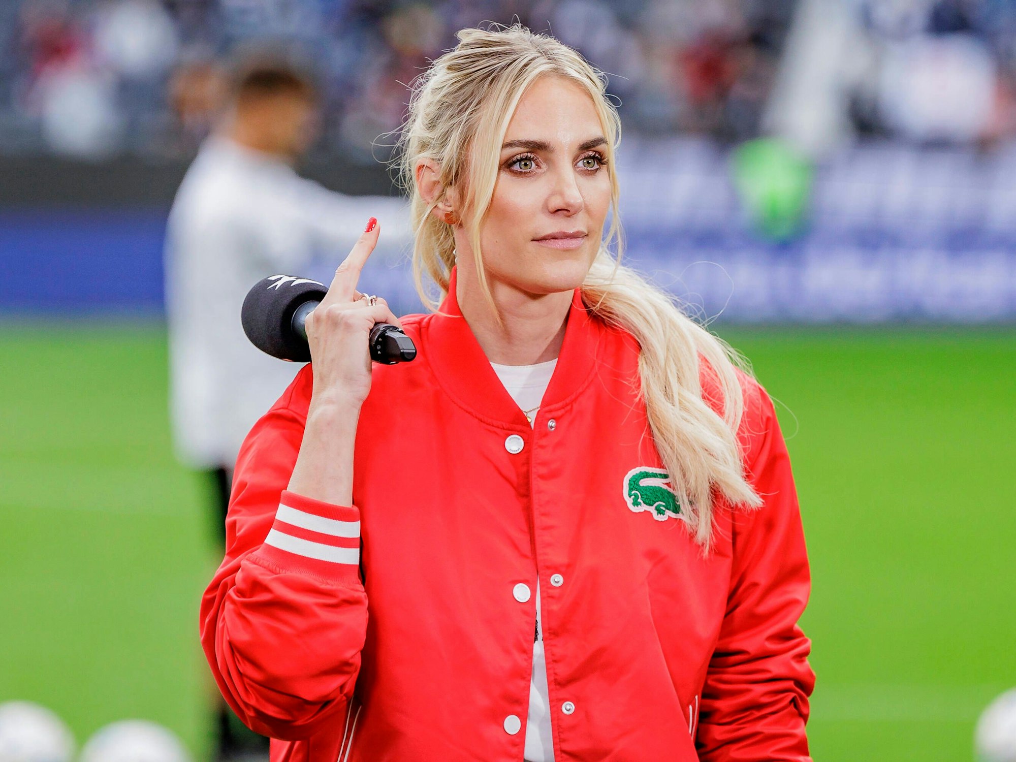 Die RTL-Moderatorin Anna Kraft beim Spiel der Frauen-Bundesliga zwischen Bayern München und Eintracht Frankfurt am 16. September 2022.