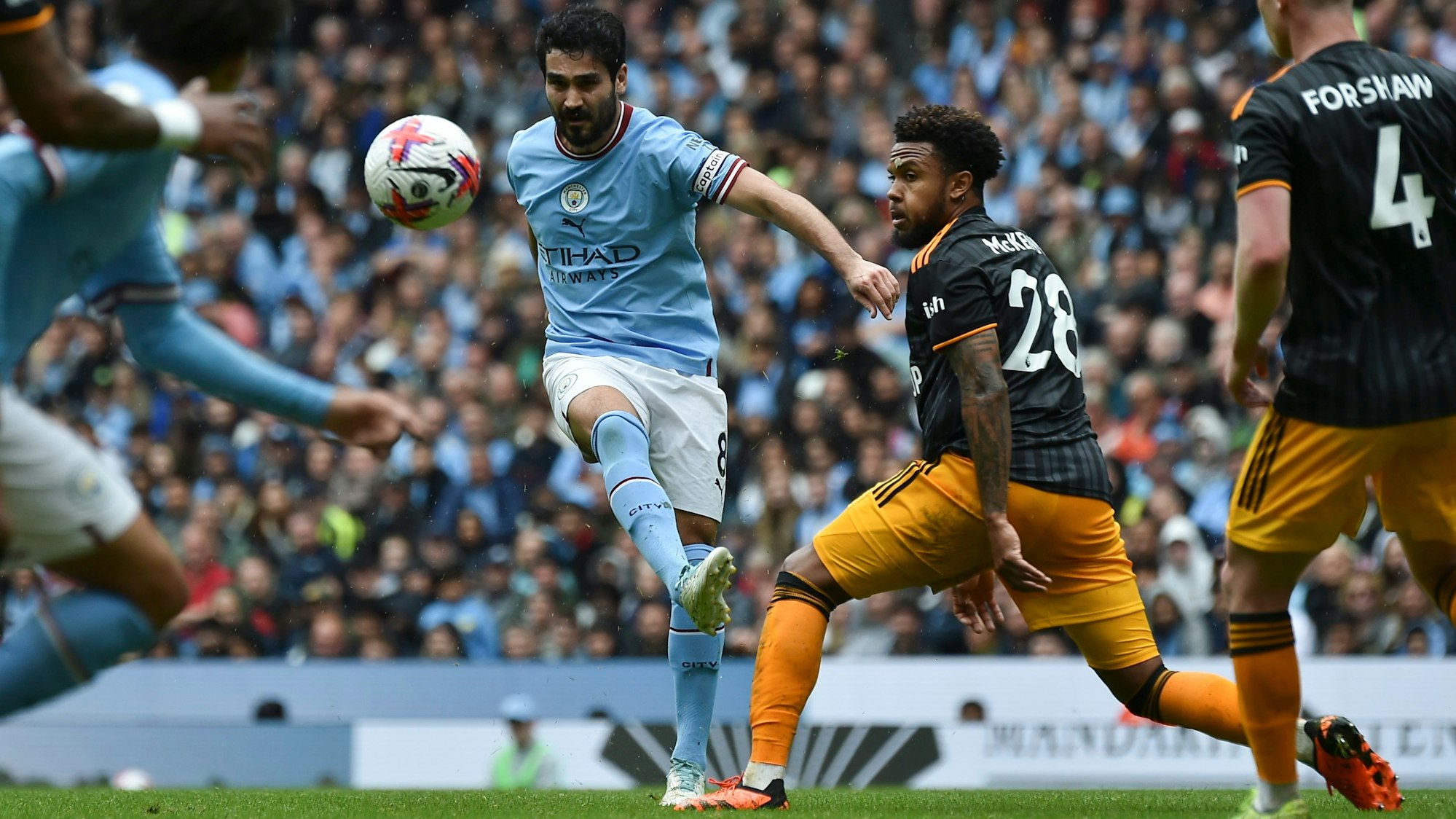 Ilkay Gündogan im Zweikampf mit Weston McKennie.