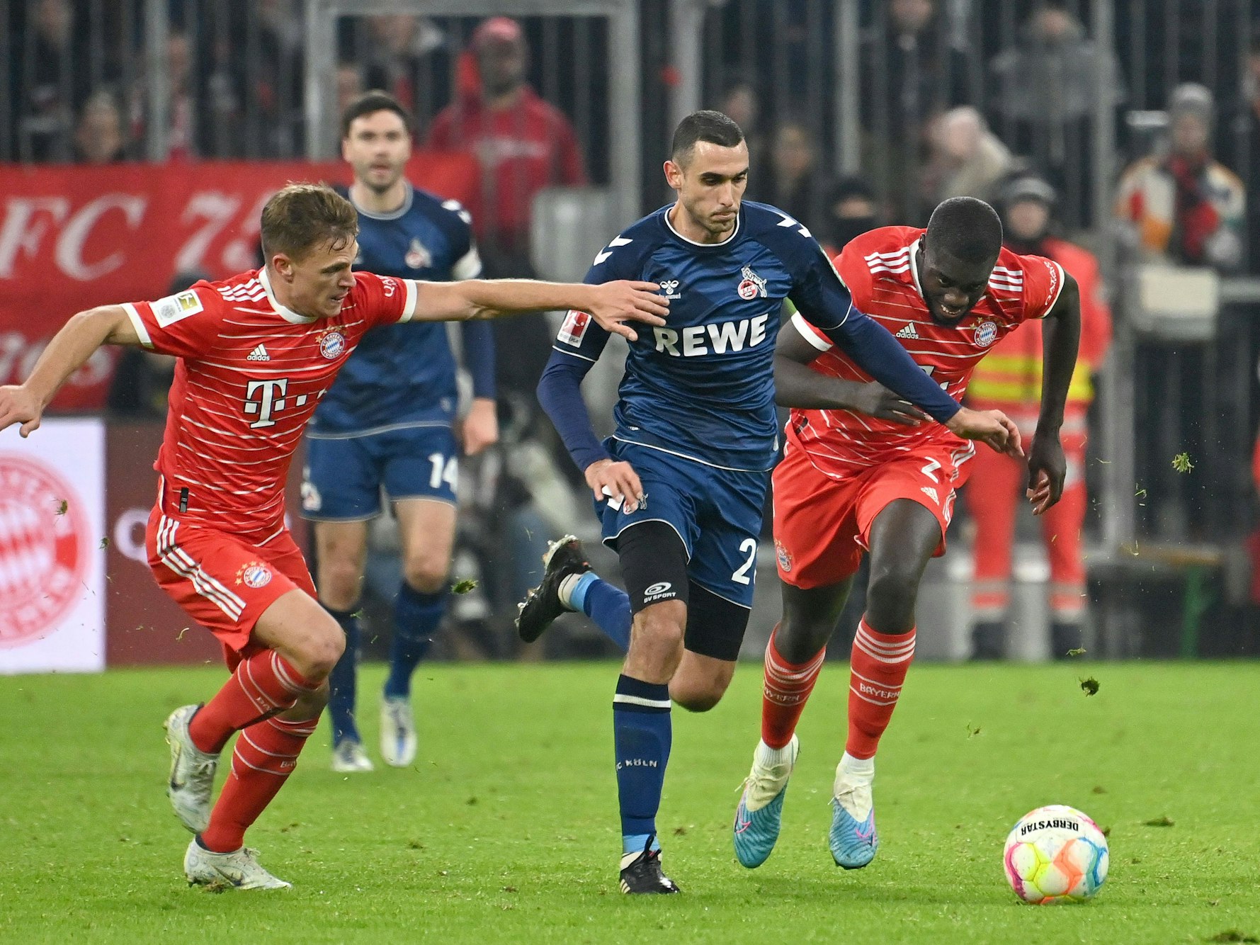 Ellyes Skhiri vom 1. FC Köln im Laufduell mit Joshua Kimmich und Dayot Upamecano.