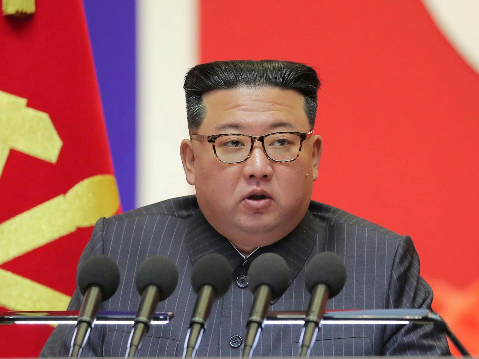 Der nordkoreanische Machthaber Kim Jong-un auf einer Pressekonferenz.