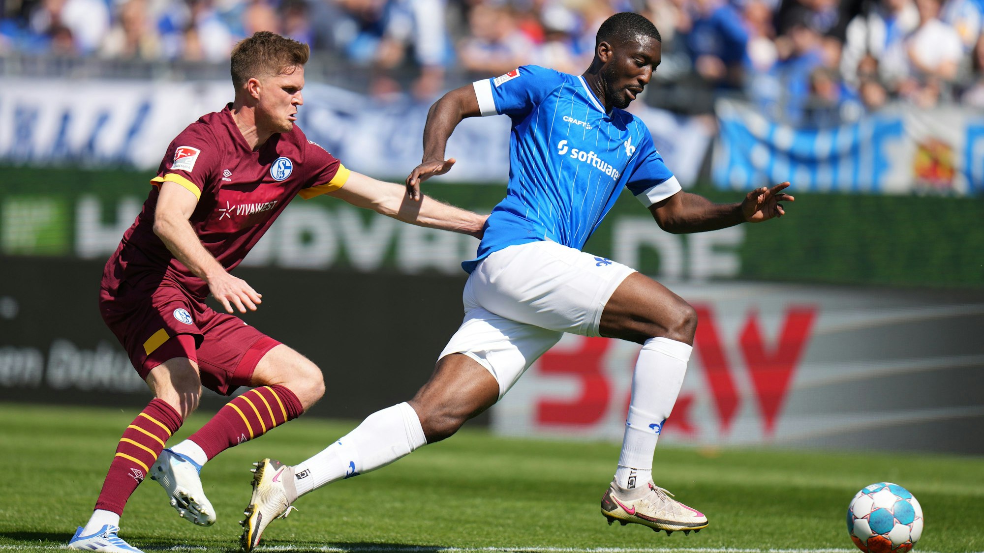 Darmstadts Patric Pfeiffer und Schalkes Marius Bülter kämpfen um den Ball.