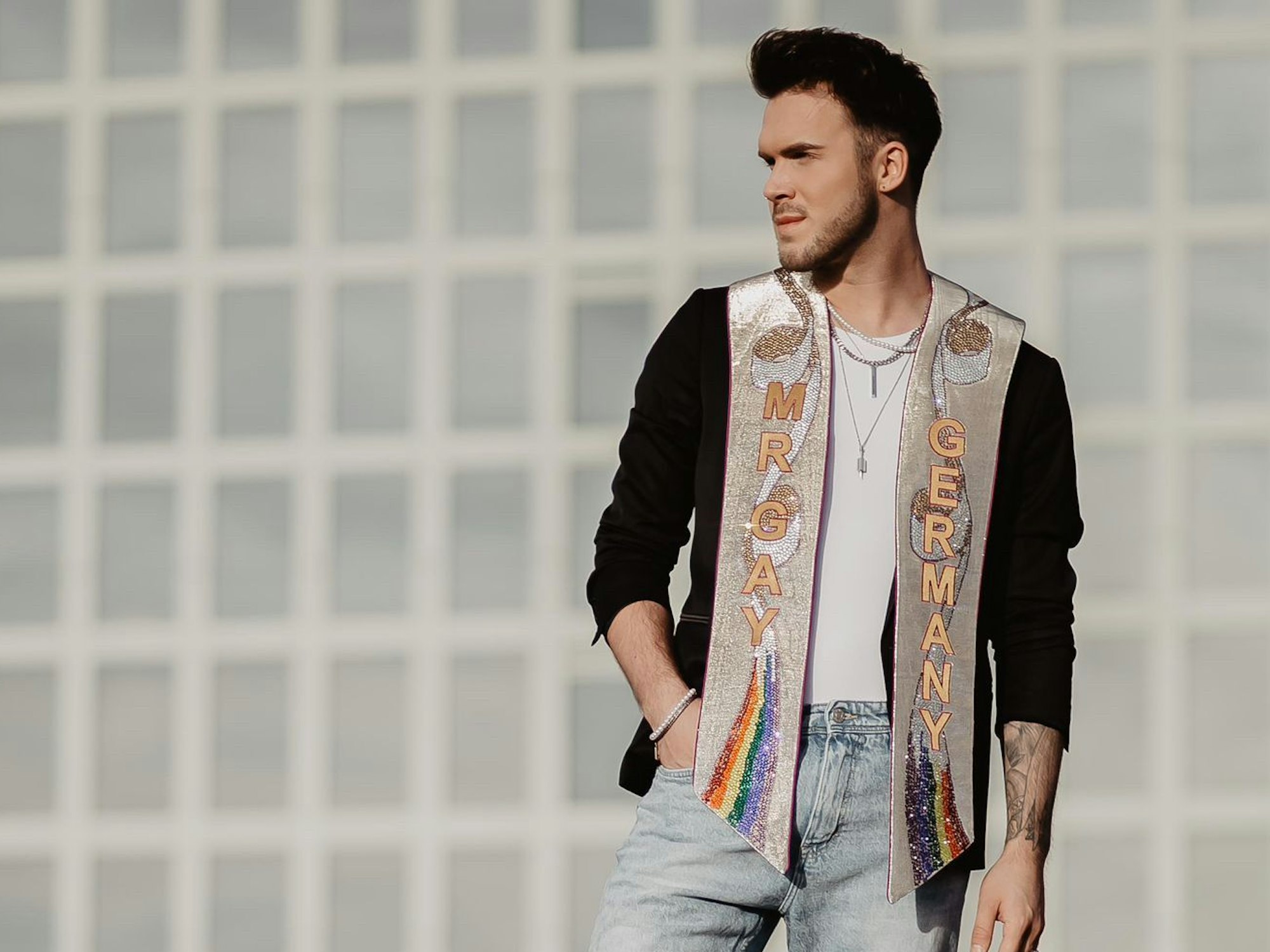 Hier zu sehen: Maurice Schmitz mit der Mr. Gay Germany-Schärpe.