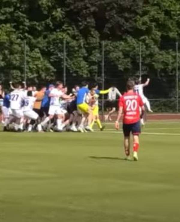Jubel bei Blau-Weiß Königsdorf nach dem Siegtreffer gegen den Bonner SC.