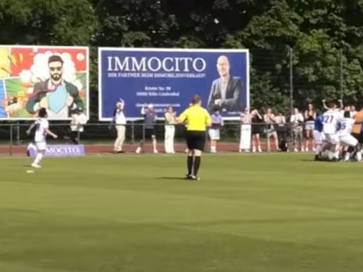 Jubel bei Blau-Weiß Königsdorf nach dem Siegtreffer gegen den Bonner SC.