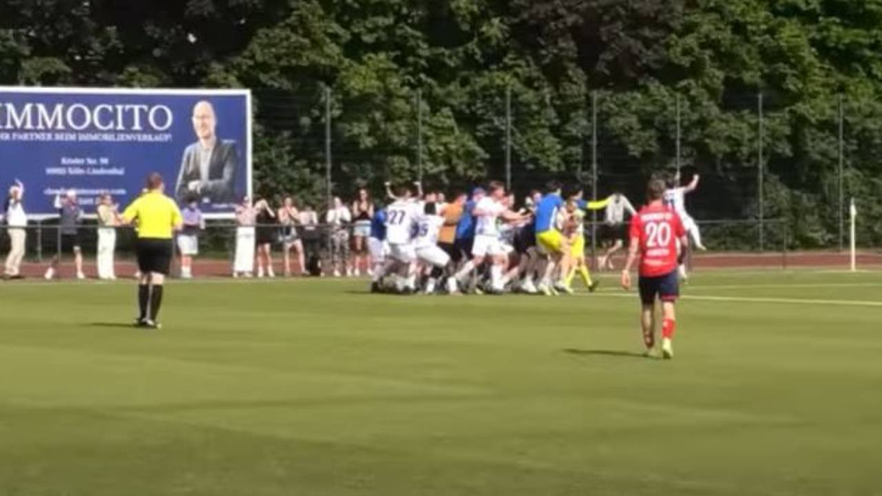 Jubel bei Blau-Weiß Königsdorf nach dem Siegtreffer gegen den Bonner SC.