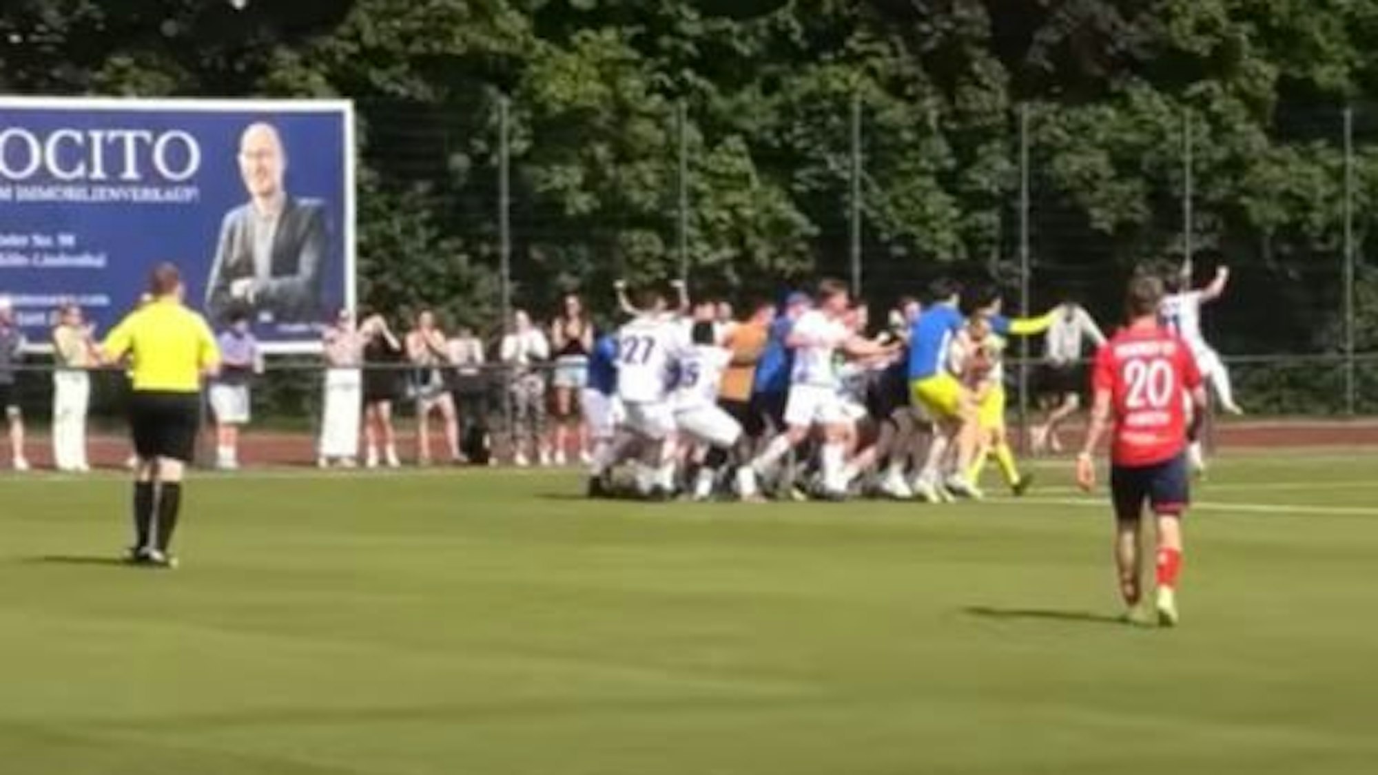 Jubel bei Blau-Weiß Königsdorf nach dem Siegtreffer gegen den Bonner SC.