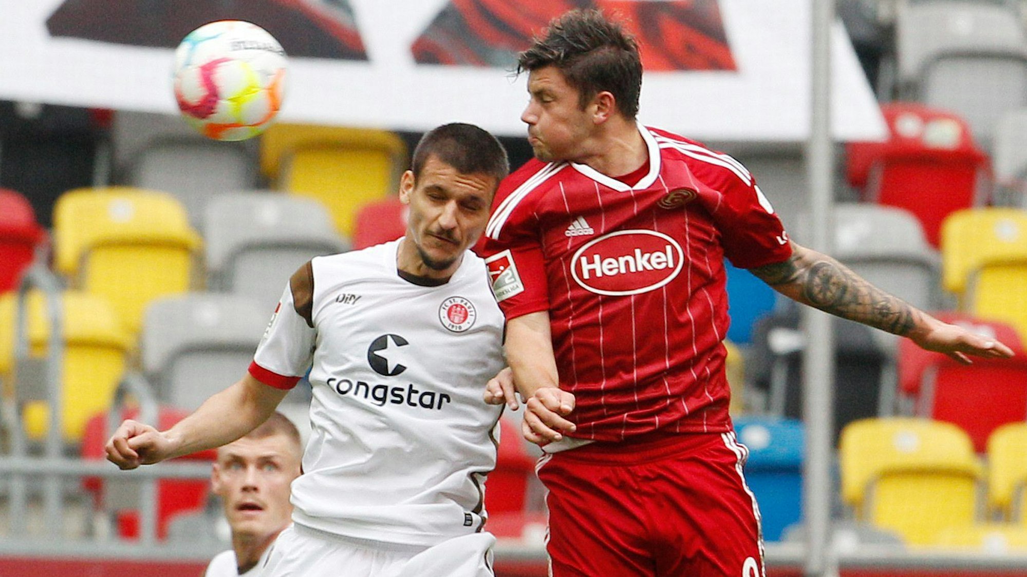 St. Paulis Adam Dzwigala und Düsseldorfs Dawid Kownacki im Kopfballduell.