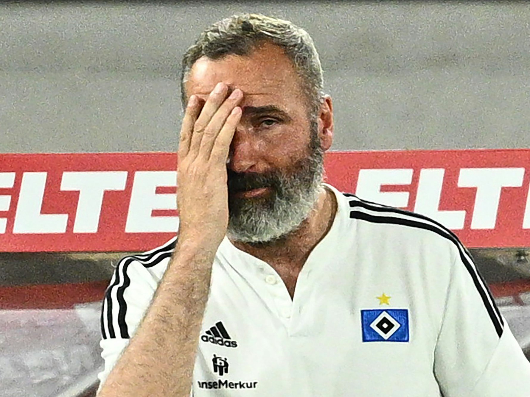Hamburgs Trainer Tim Walter reagiert an der Seitenlinie.