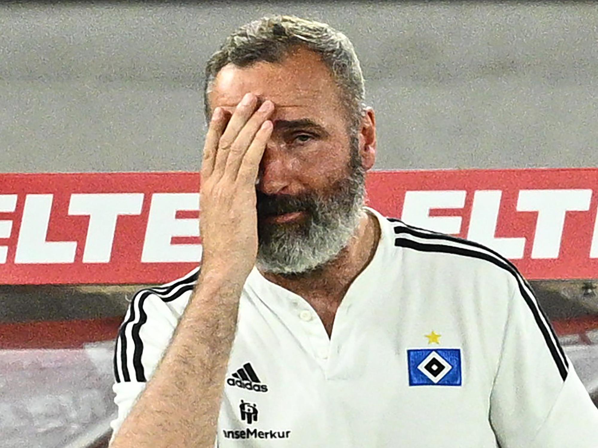 Hamburgs Trainer Tim Walter reagiert an der Seitenlinie.