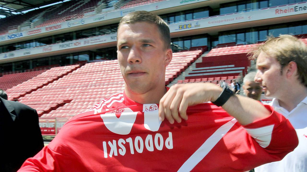 Lukas Podolski zieht sein neues FC-Trikot an.