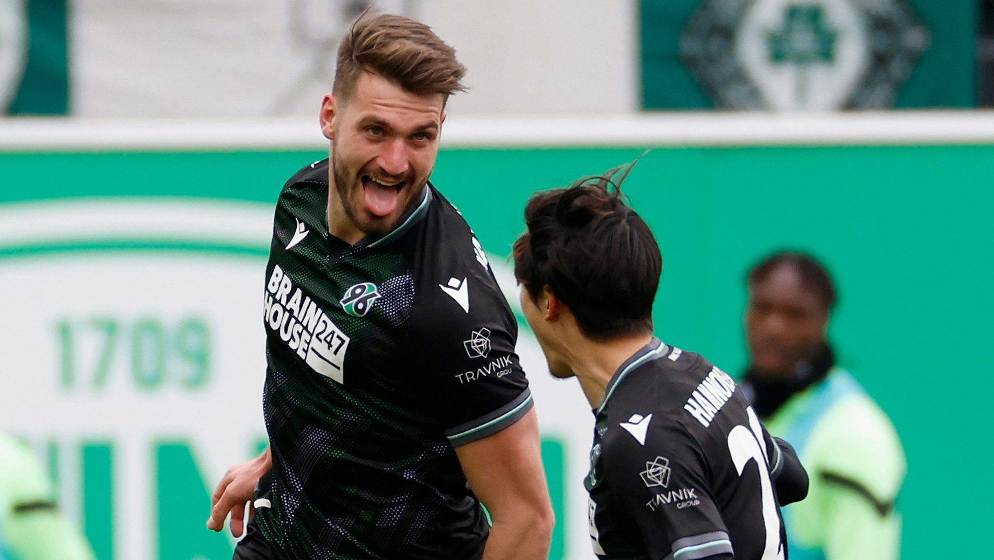 Hendrik Weydandt (l) jubelt mit Teamkollege Sei Muroya nach seinem Tor für Hannover 96.