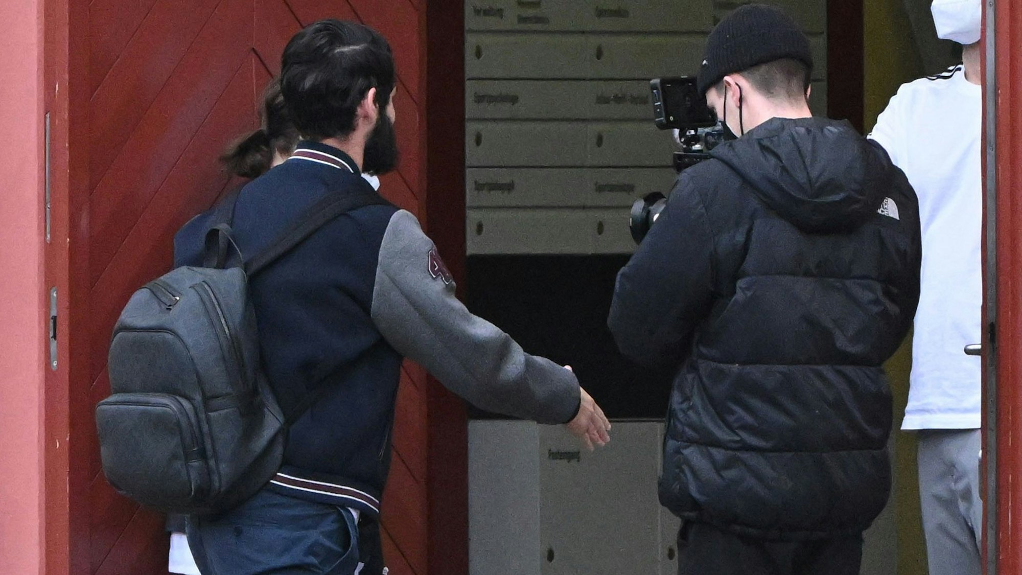 Der ehemalige Real-Fußballer Isco (l) kommt zum Medizincheck in der Sportmedizin der Charité an.