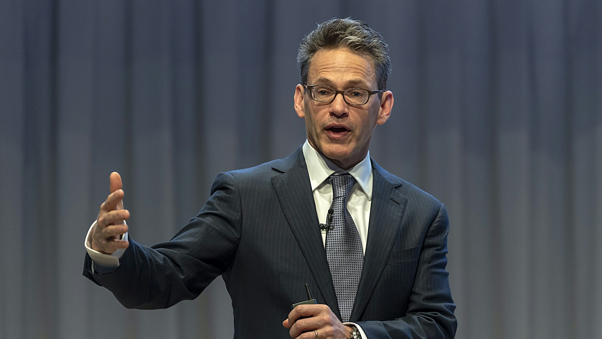 Bill Anderson hält mit Anzug und Krawatte einen Vortrag.