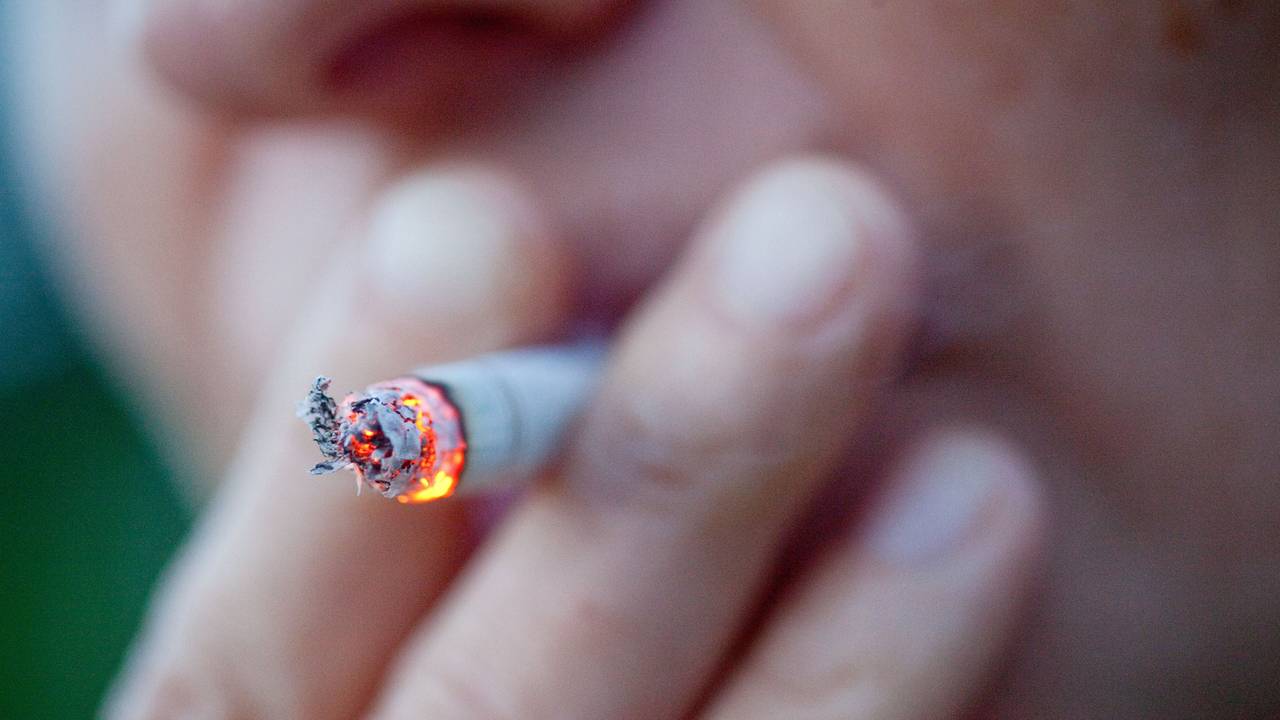 Eine Frau raucht eine Zigarette.