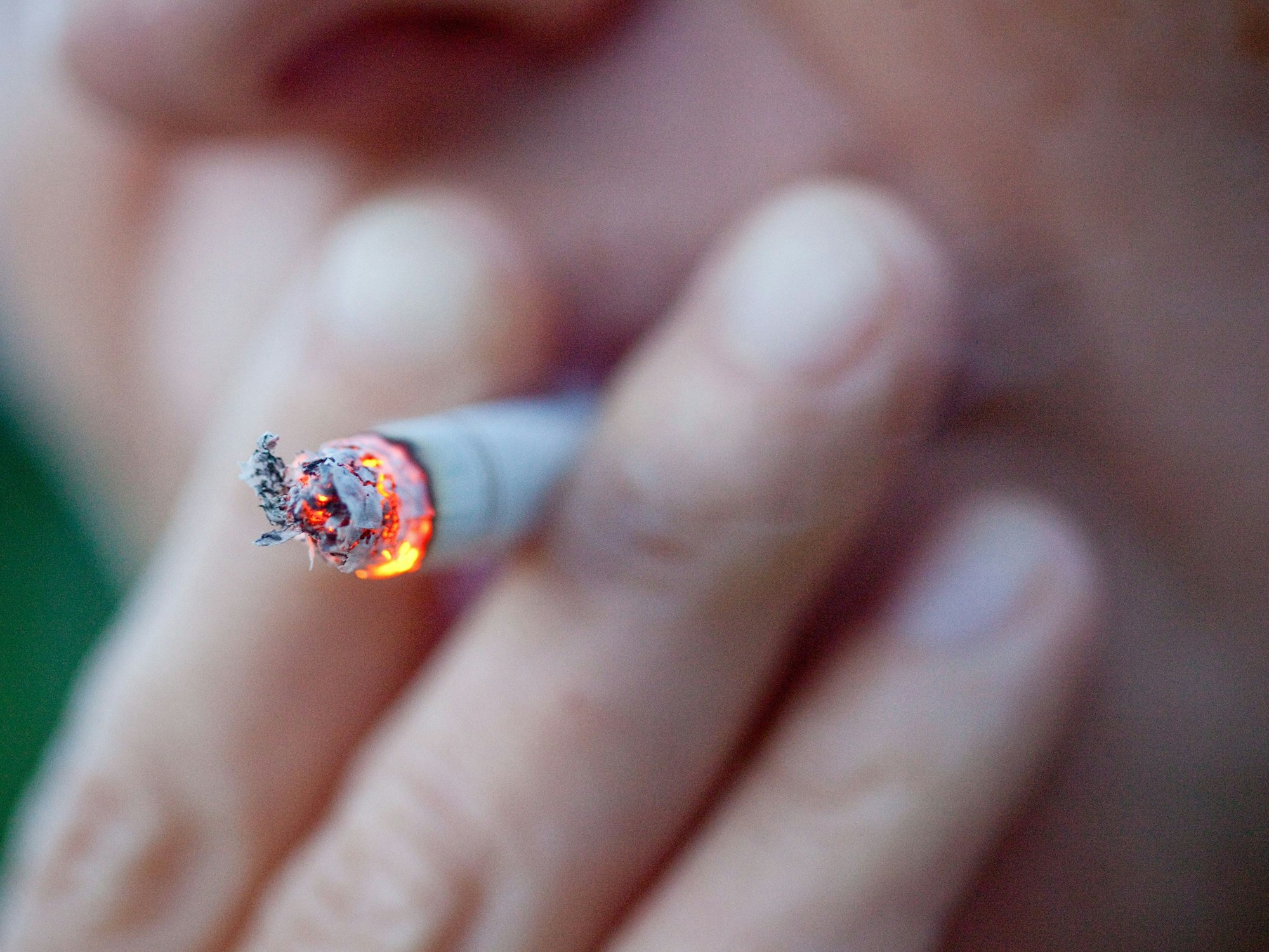 Eine Frau raucht eine Zigarette.