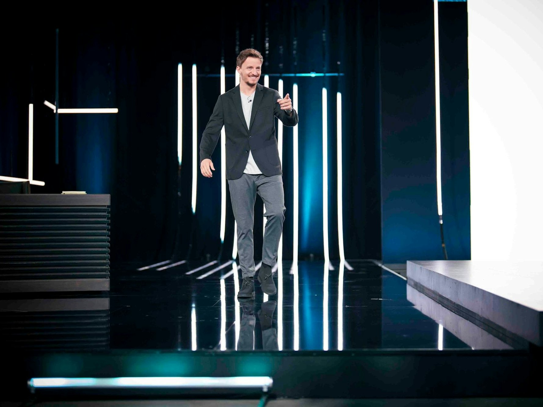 Tommi Schmitt ist Gastgeber der ZDFneo-Show "Studio Schmitt".