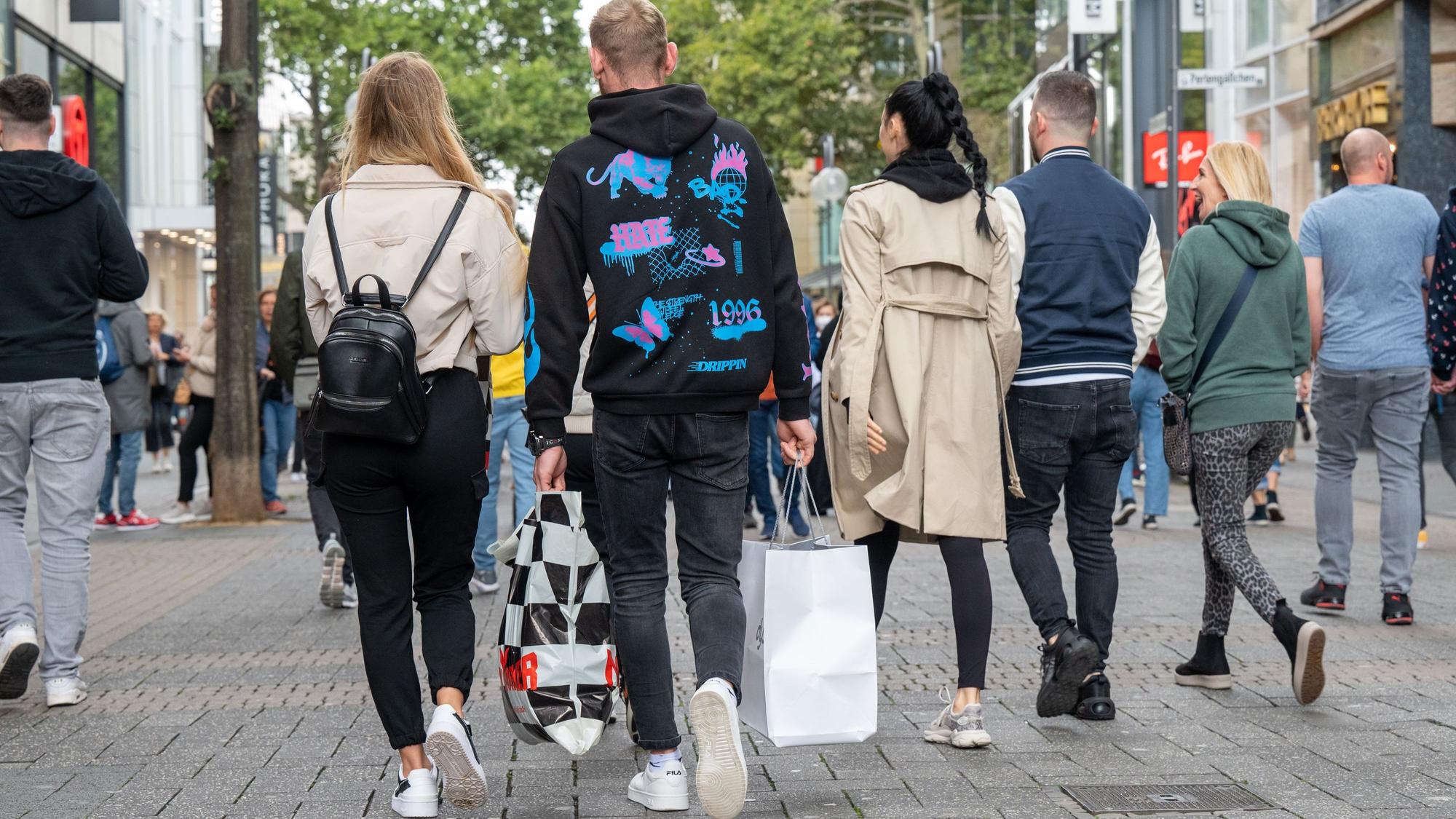 Passanten flanieren mit Einkaufstüten durch die Schildergasse.