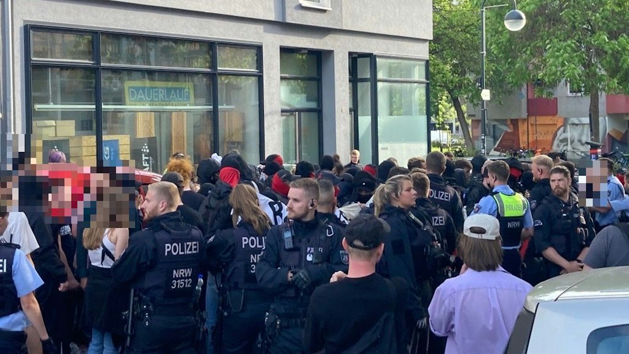 Demonstration auf der Severinstraße wegen des Urteils gegen Lina E.