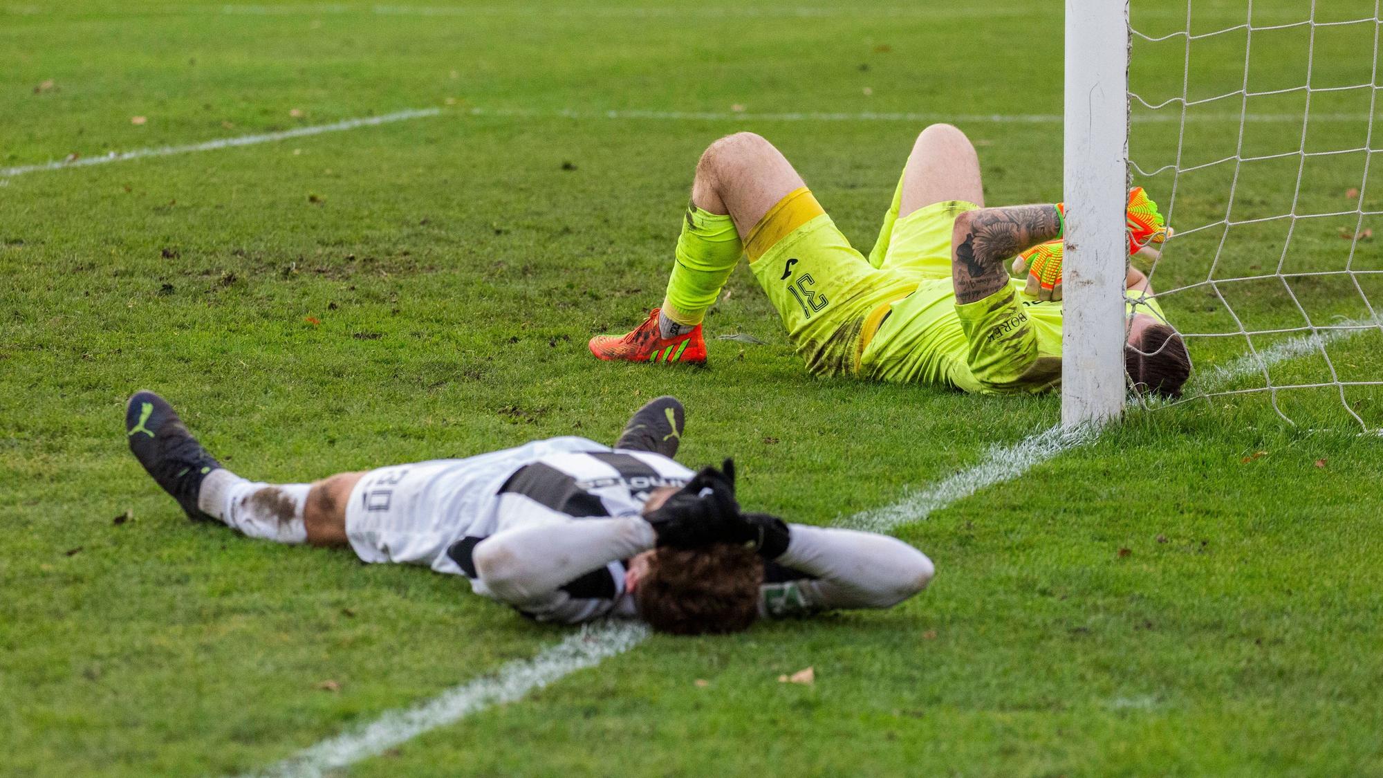 Die Spieler der SG Wattenscheid liegen nach einem Spiel in der Regionalliga West enttäuscht auf dem Boden.