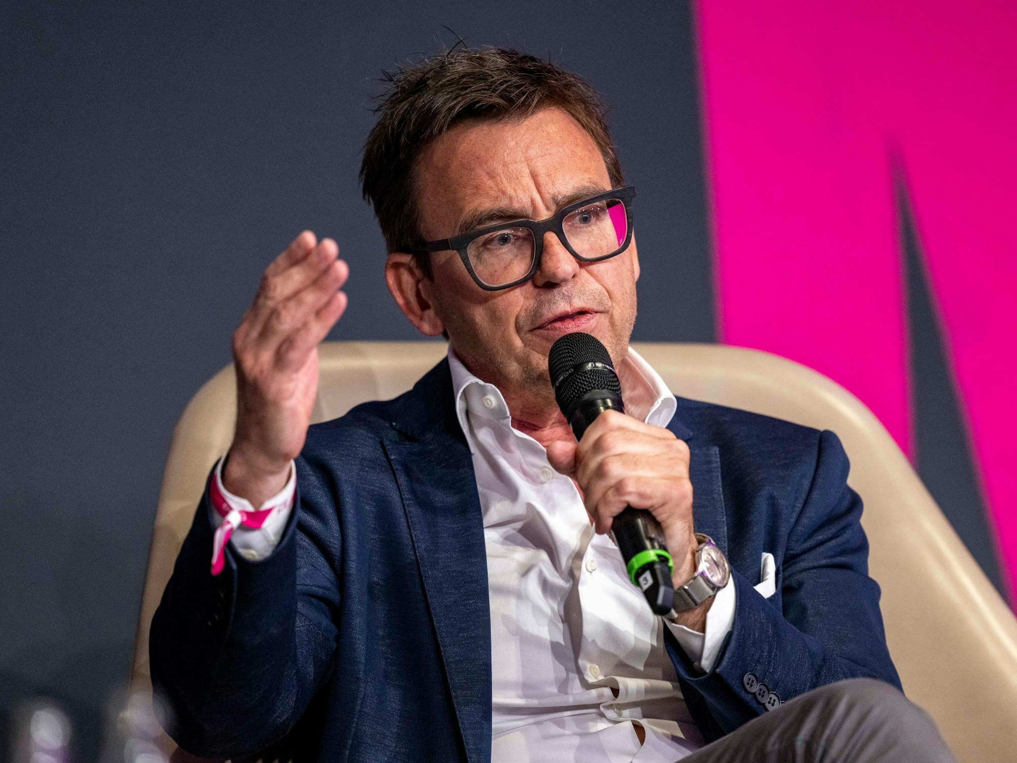 Markus Rejek Geschäftsführer beim 1. FC Köln spricht während der Podiumsrunde auf dem Sportbusiness Kongress Spobis.