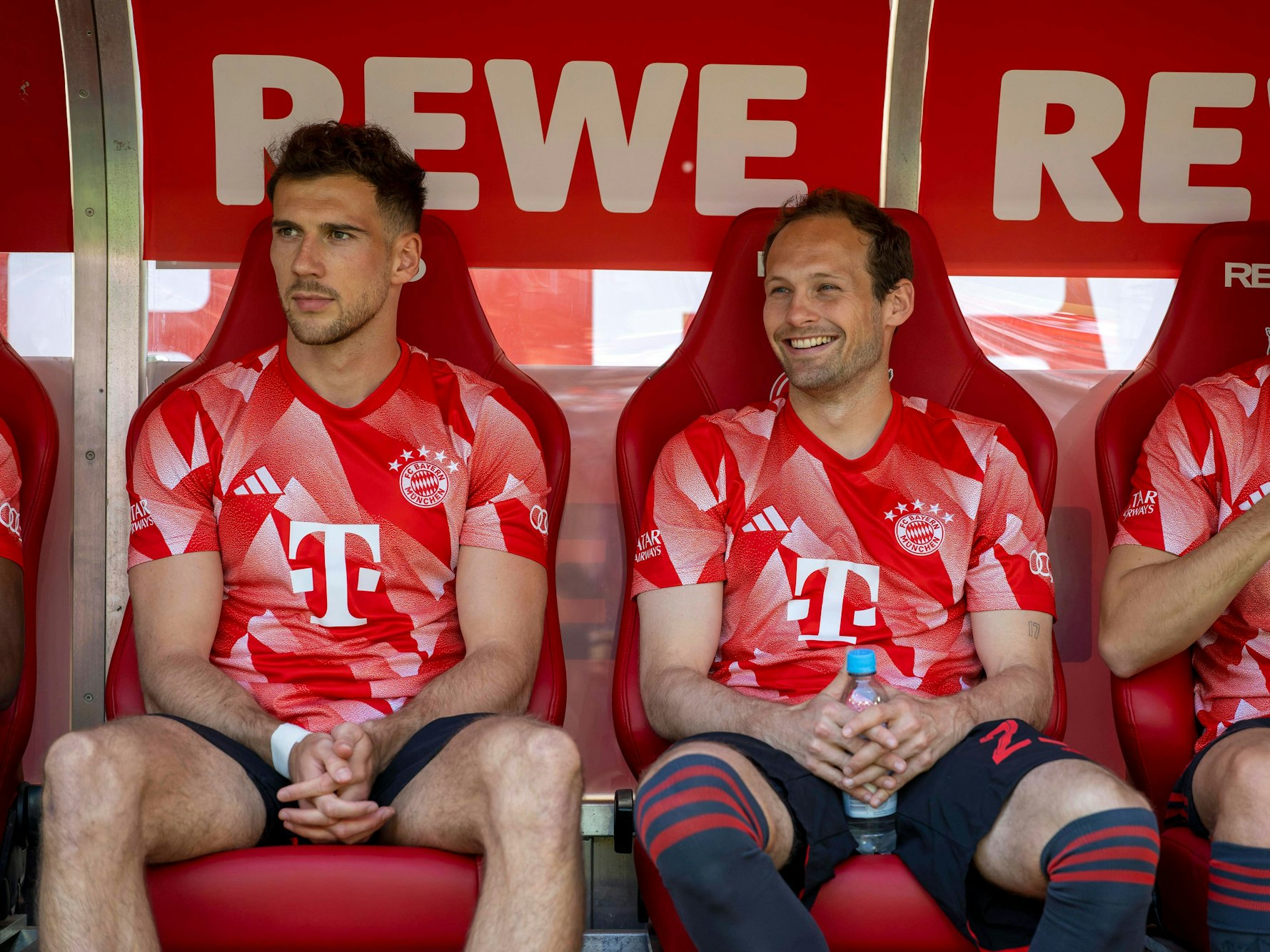 Bayern-Verteidiger Daley Blind (r.) gemeinsam mit Leon Goretzka vor dem 34. Spieltag gegen den 1. FC Köln am 27. Mai 2023.