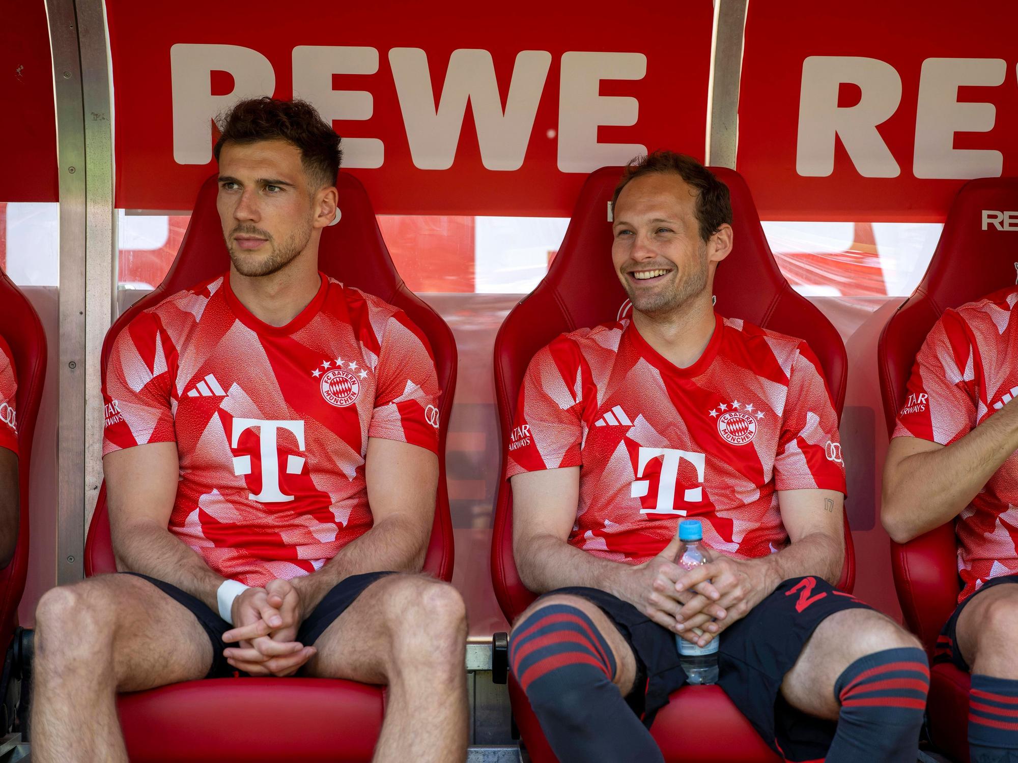 Bayern-Verteidiger Daley Blind (r.) gemeinsam mit Leon Goretzka vor dem 34. Spieltag gegen den 1. FC Köln am 27. Mai 2023.
