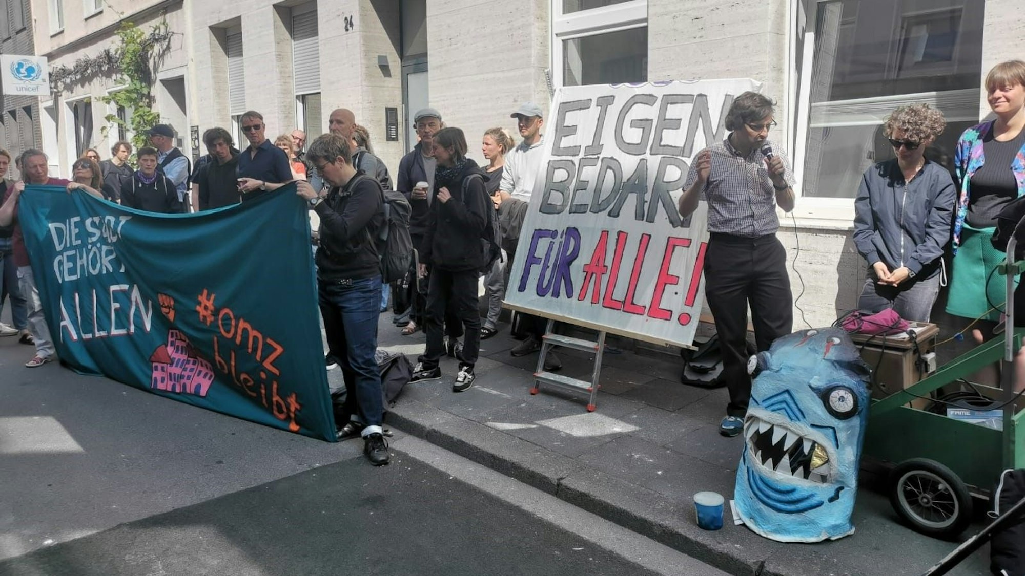 Zahlreiche Menschen protestieren auf der Palmstraße, auf einem Plakat steht „Eigenbedarf für alle!“.