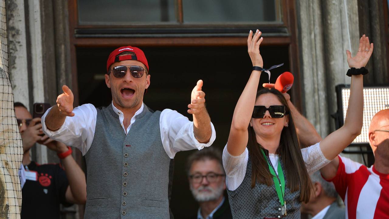 Die Frauen und Männer des FC Bayern München bei der Meisterfeier 2023 auf dem Marienplatz in München. Hier jubeln Thomas Müller und Sarah Zadrazil gemeinsam.