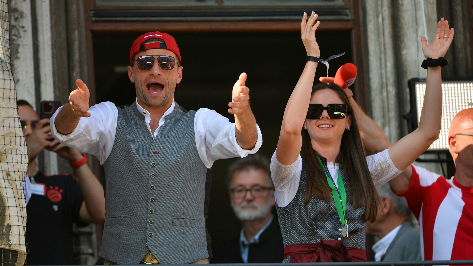 Die Frauen und Männer des FC Bayern München bei der Meisterfeier 2023 auf dem Marienplatz in München. Hier jubeln Thomas Müller und Sarah Zadrazil gemeinsam.