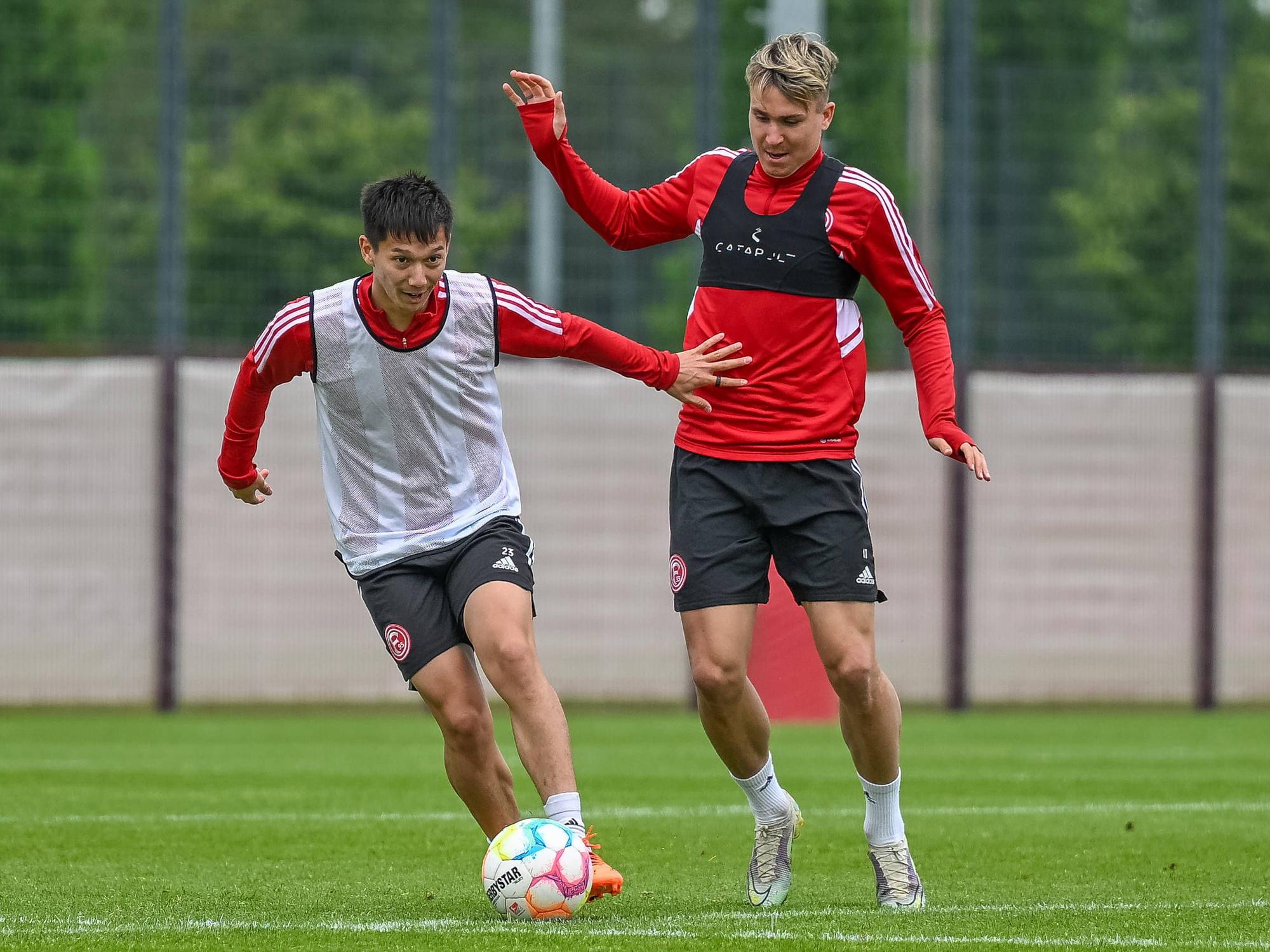 Shinta Appelkamp und Felix Klaus im Zweikampf auf dem Trainingsplatz.