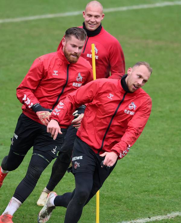 Jonas Urbig, Timo Horn, Matthias Köbbing und Marvin Schwäbe vom 1. FC Köln laufen über den Trainingsplatz.
