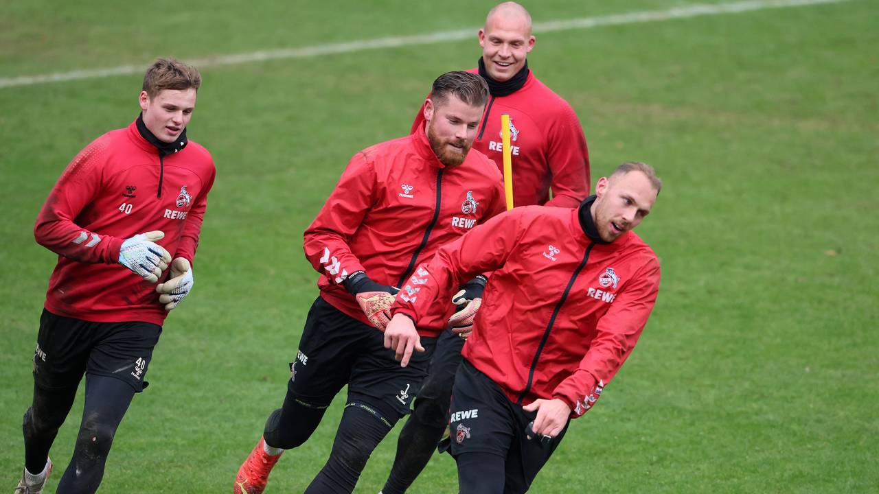 Jonas Urbig, Timo Horn, Matthias Köbbing und Marvin Schwäbe vom 1. FC Köln laufen über den Trainingsplatz.