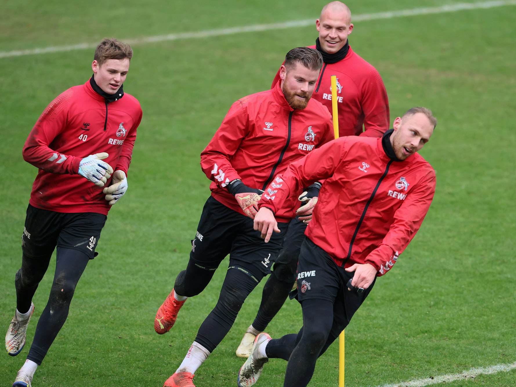 Jonas Urbig, Timo Horn, Matthias Köbbing und Marvin Schwäbe vom 1. FC Köln laufen über den Trainingsplatz.