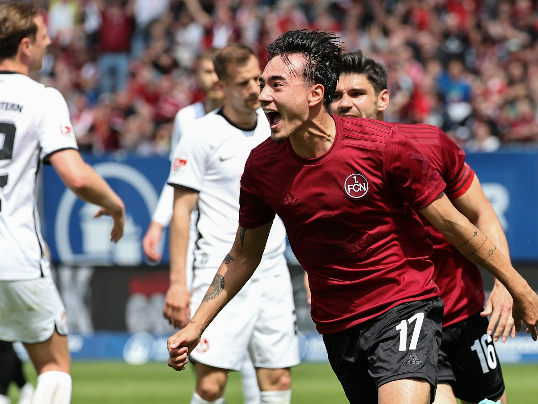 Jens Castrop jubelt über einen Treffer gegen Kaiserslautern.