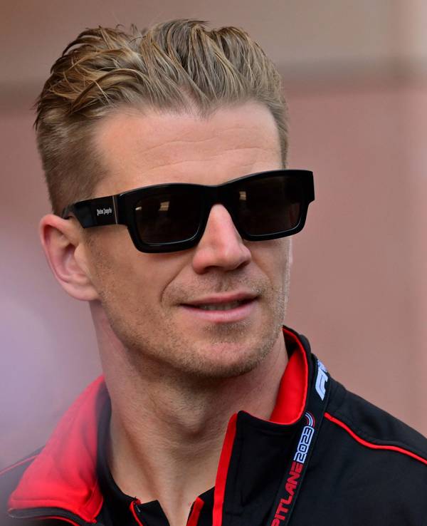 Nico Hülkenberg posiert lässig mit Sonnenbrille.