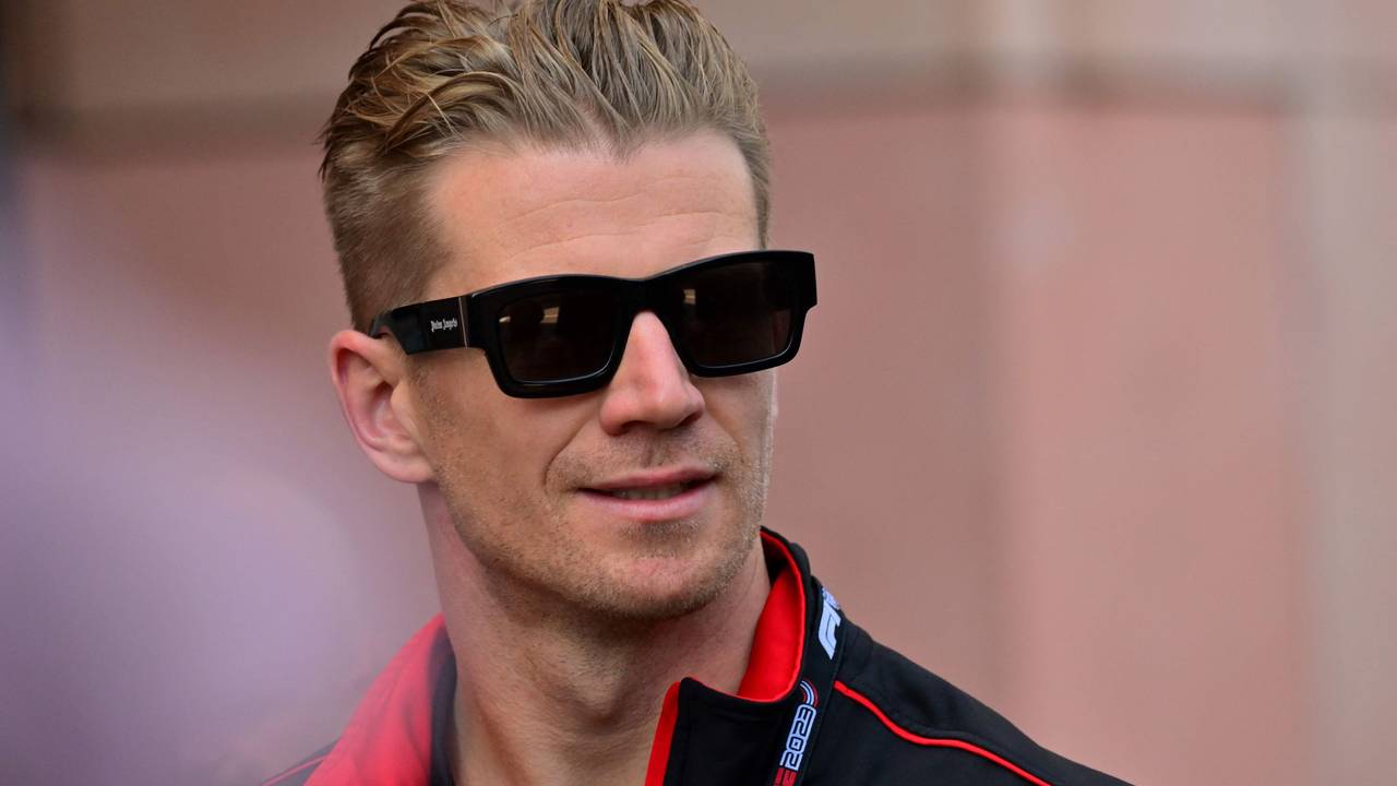 Nico Hülkenberg posiert lässig mit Sonnenbrille.