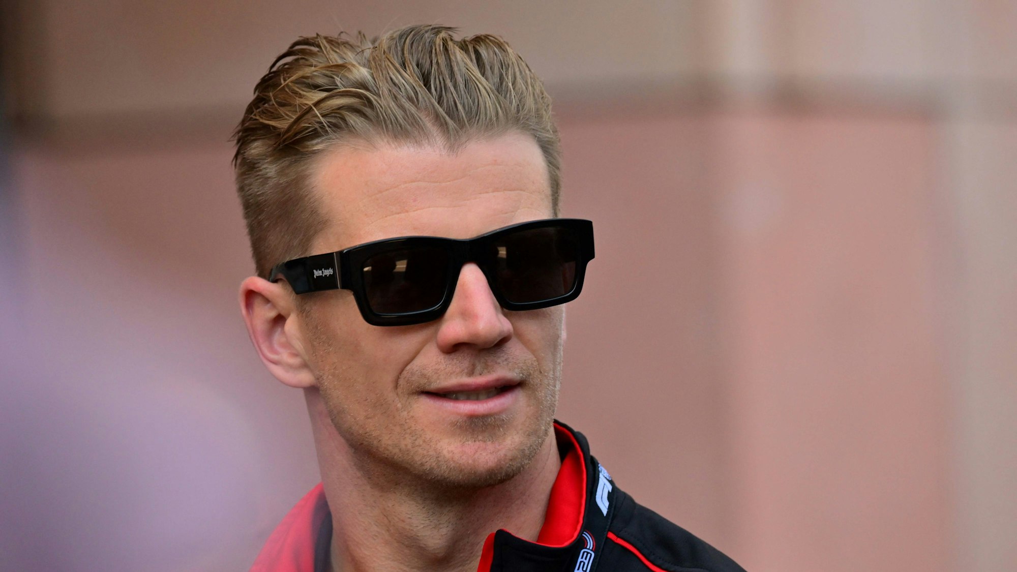 Nico Hülkenberg posiert lässig mit Sonnenbrille.