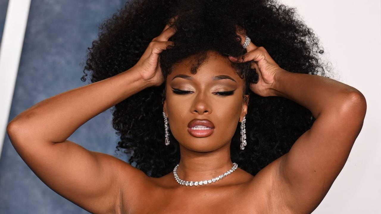 Megan Thee Stallion posiert vor der Kamera.