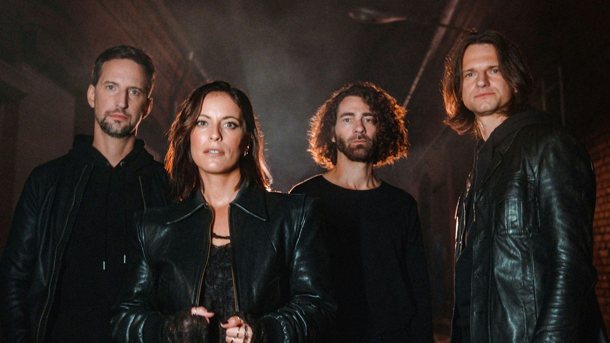 Die Bandmitglieder von Silbermond blicken ernst in die Kamera.