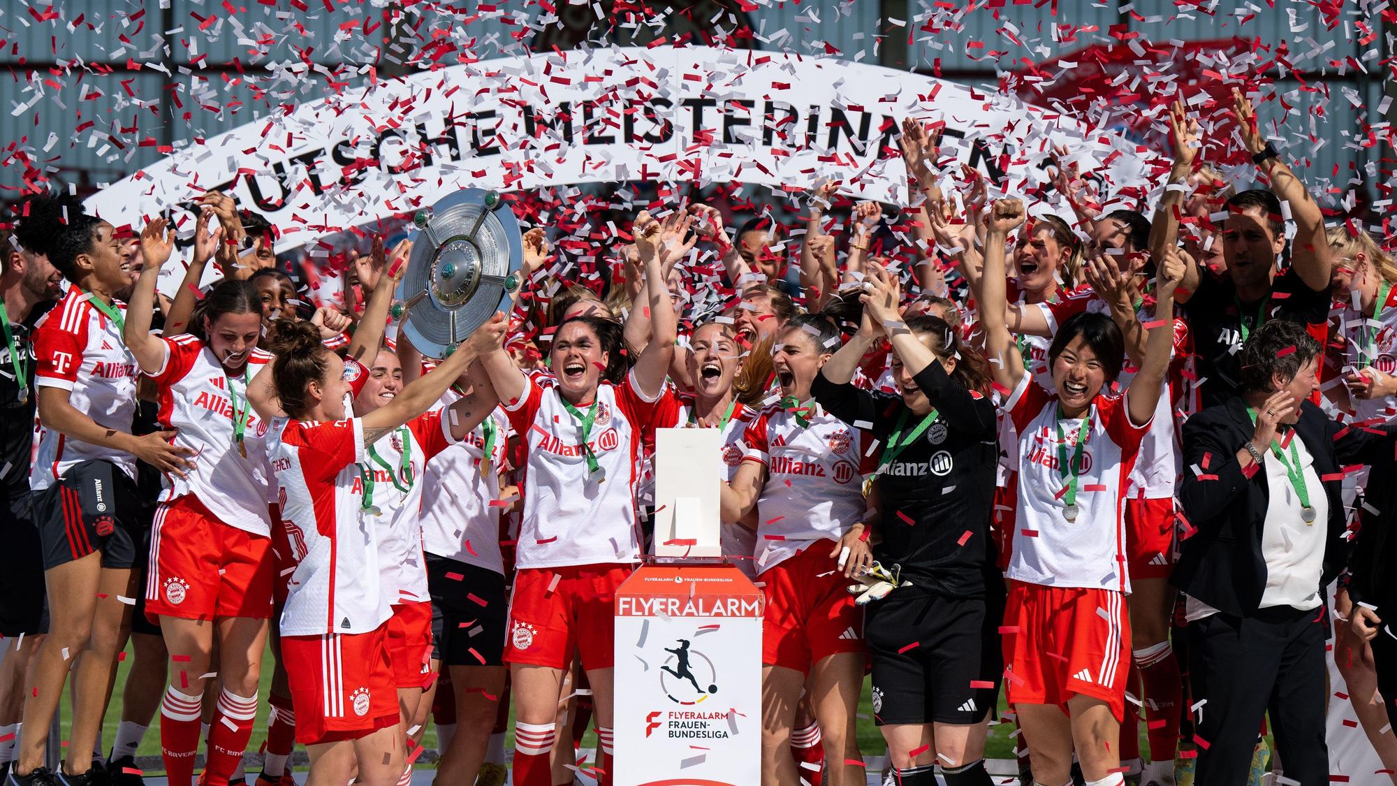 Die Spielerinnen des FC Bayern München feiern am 28. Mai 2023 ihren Titelgewinn in der Fußball-Bundesliga im Konfettiregen..